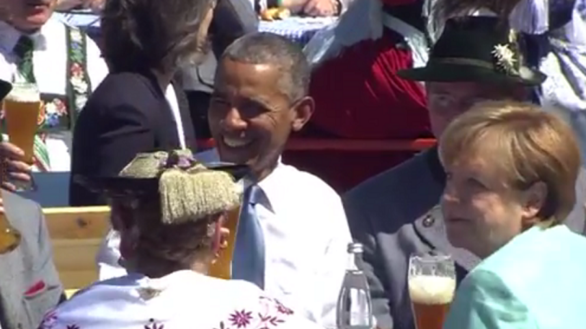 Βίντεο: Ο Ομπάμα πίνει μπύρες με την Μέρκελ 